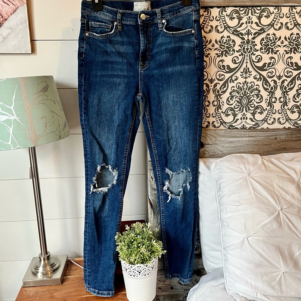 Free People distressed knee skinny 💙